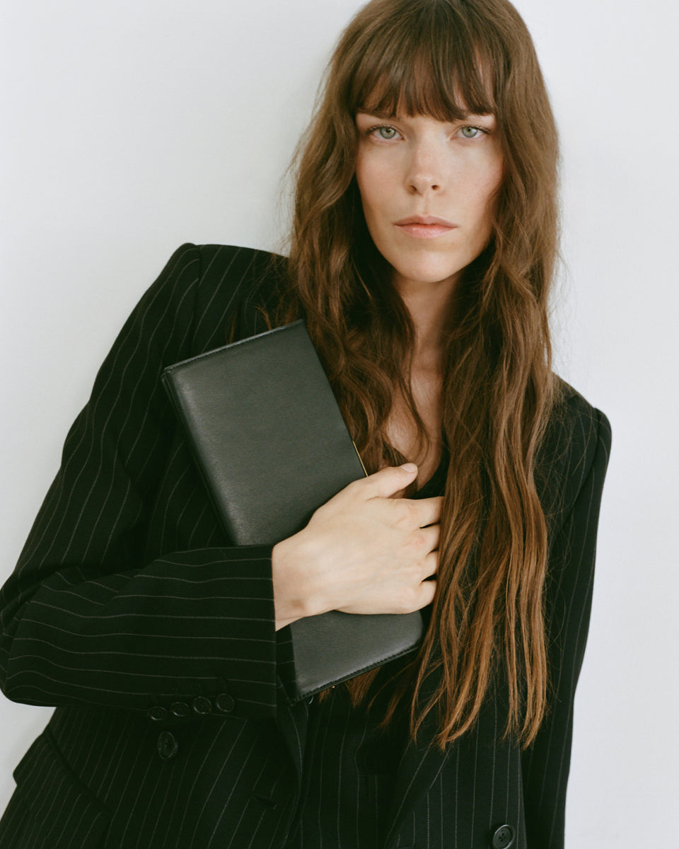ANJELICA CLUTCH IN BLACK