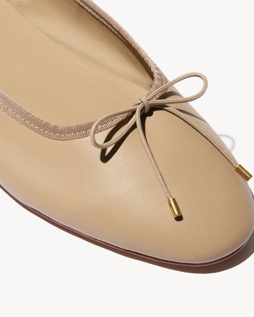 LEATHER BALLET FLAT IN SAND