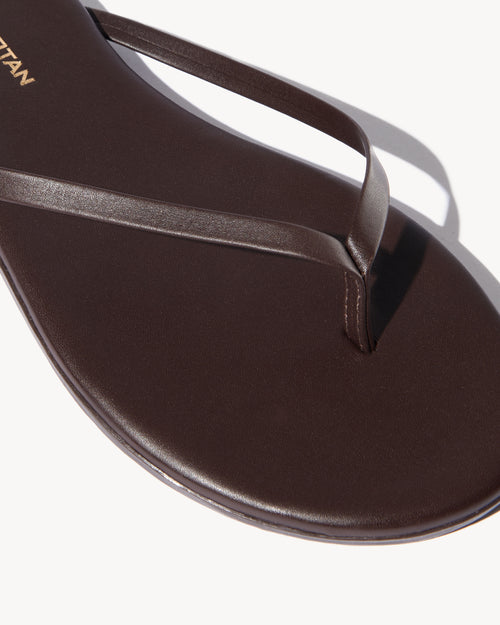 NL X TKEES LEATHER FLIP FLOP IN DARK BROWN