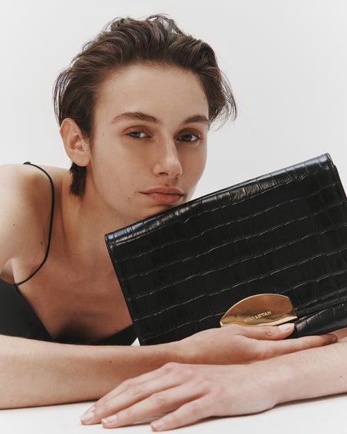 LE AGNES CLUTCH IN BLACK AND GOLD