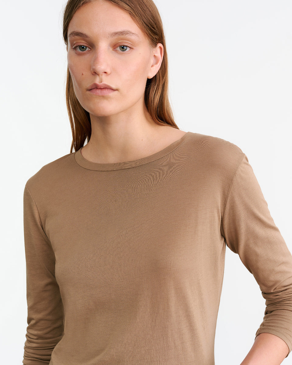 SUSANA TEE IN DESERT TAUPE
