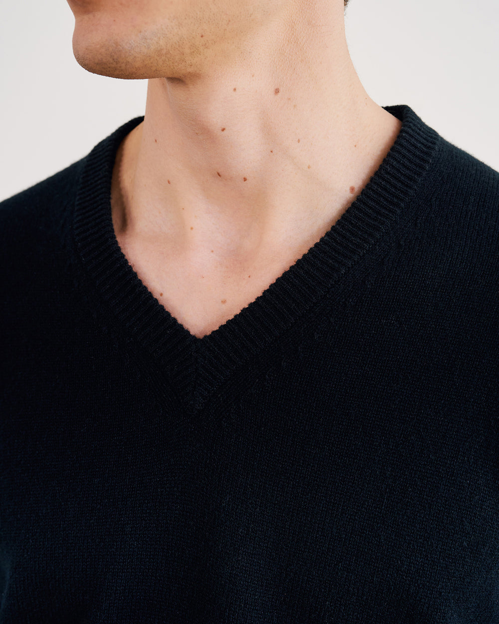 HAGEN CASHMERE SWEATER IN BLACK
