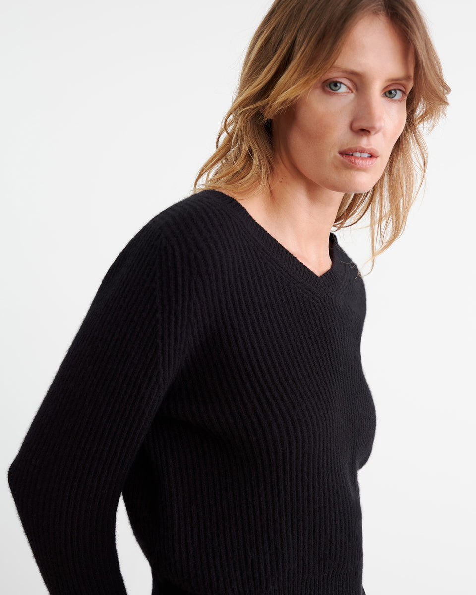 KORINA CASHMERE SWEATER IN BLACK
