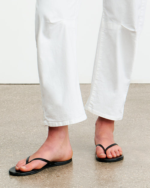 NL X TKEES LEATHER FLIP FLOP IN BLACK