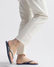 NL X TKEES LEATHER FLIP FLOP IN NAVY