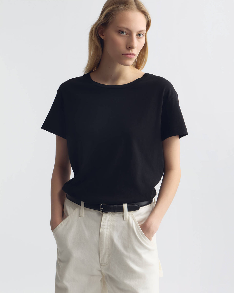BRADY TEE IN CARBON