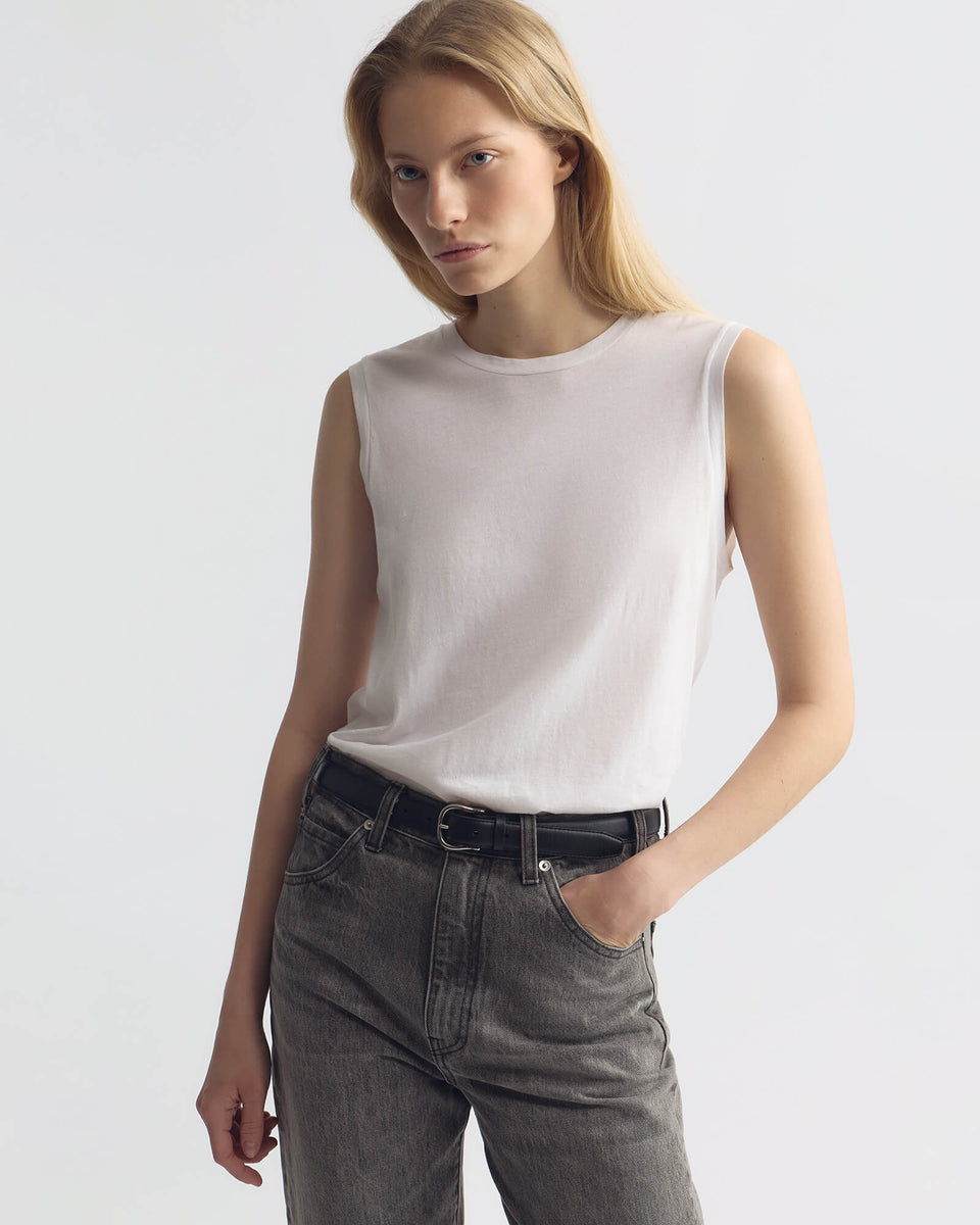 MUSCLE TEE IN WHITE