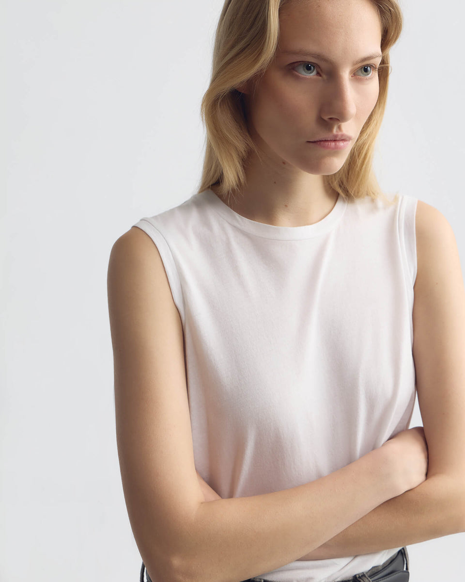 MUSCLE TEE IN WHITE