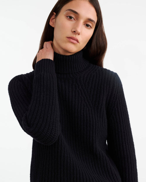 BRONWYN TURTLENECK SWEATER IN DARK NAVY