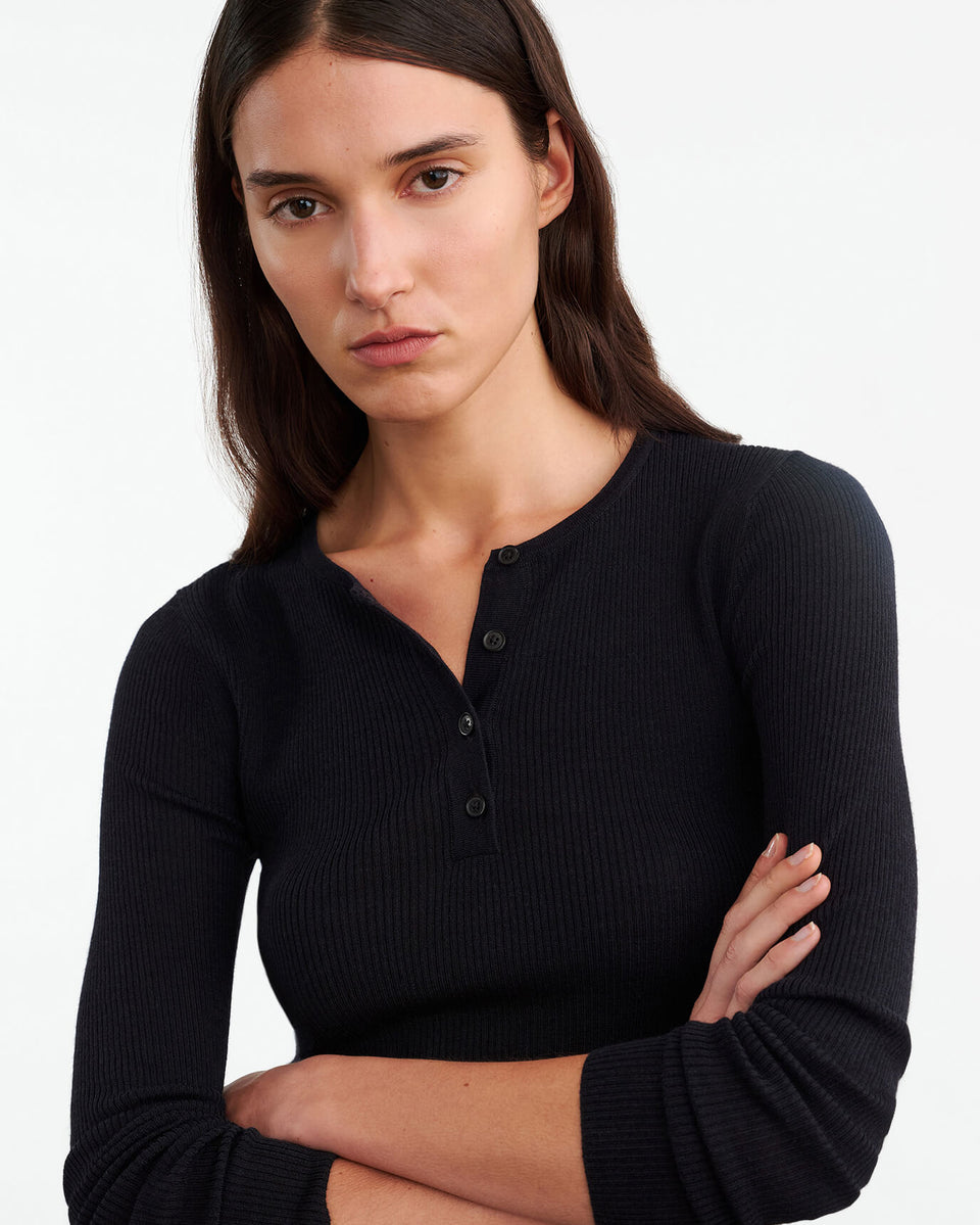 KLARISE HENLEY KNIT IN BLACK