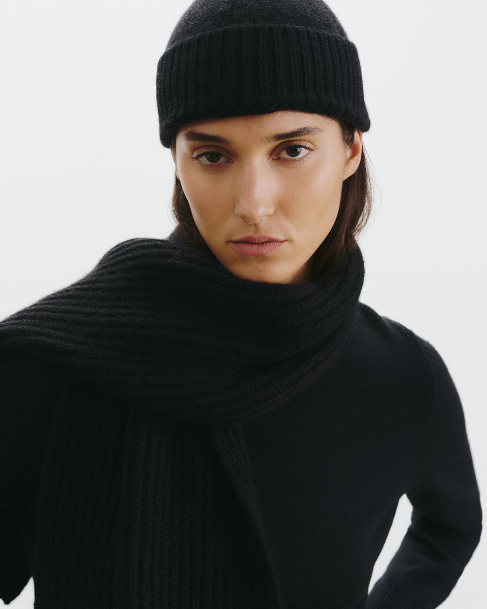 CAMARI CASHMERE HAT IN BLACK