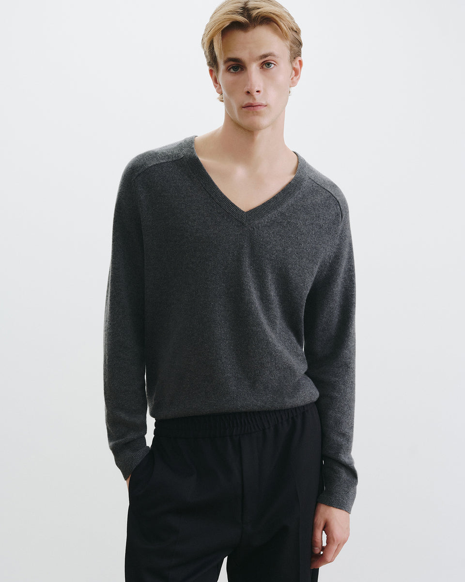 VINEDA CASHMERE SWEATER IN CHARCOAL
