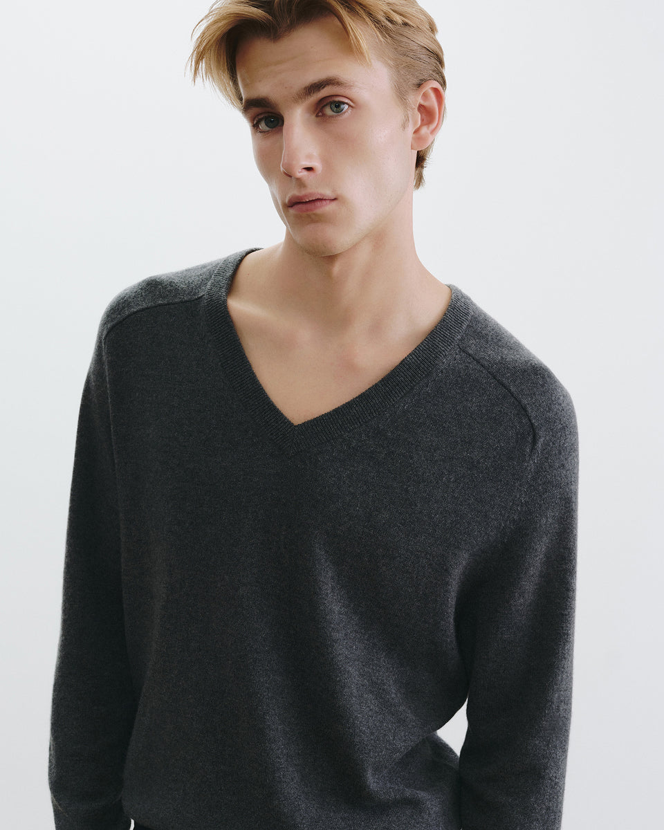 VINEDA CASHMERE SWEATER IN CHARCOAL