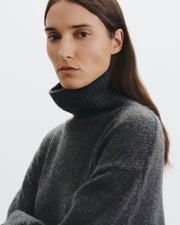 TABITHA CASHMERE SWEATER IN CHARCOAL