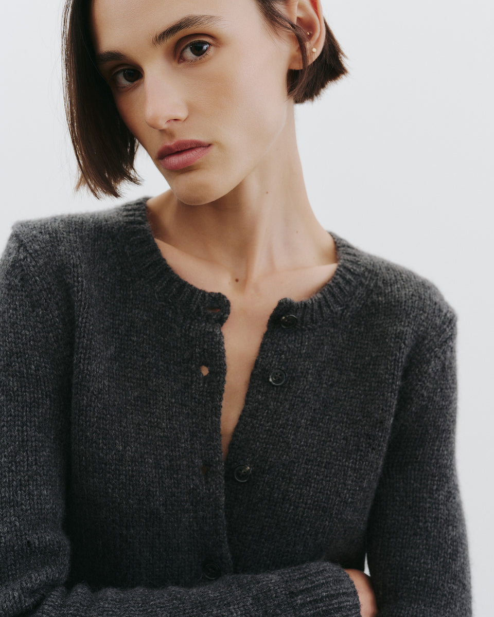 SASKIA CASHMERE CARDIGAN IN CHARCOAL