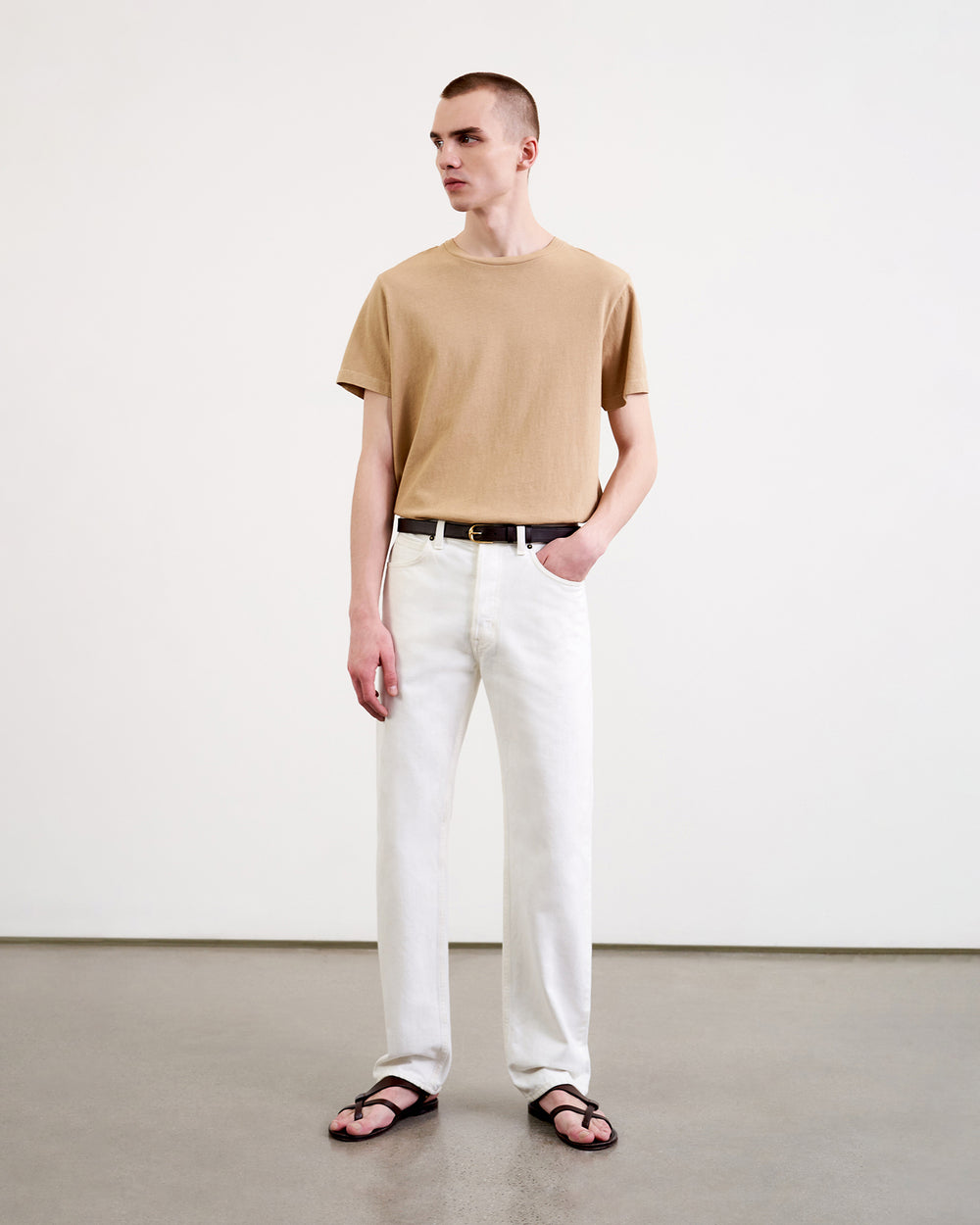 BRADLEY TEE IN SANDSTONE