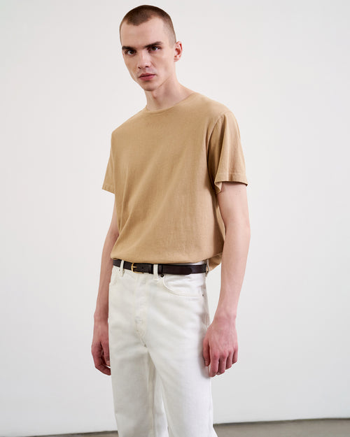 BRADLEY TEE IN SANDSTONE