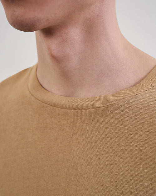 BRADLEY TEE IN SANDSTONE