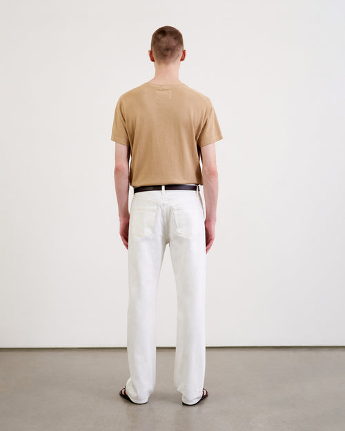 BRADLEY TEE IN SANDSTONE