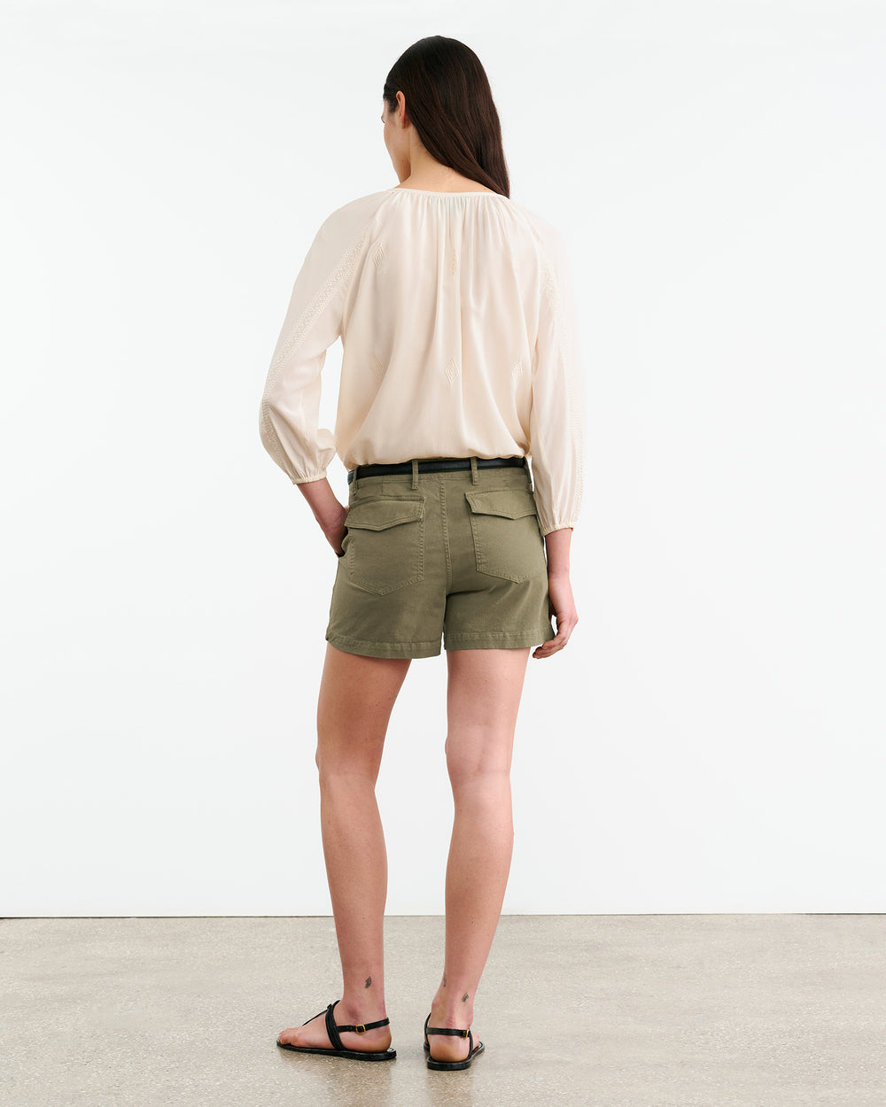 UTILITY SHORT IN MILITARY GREEN