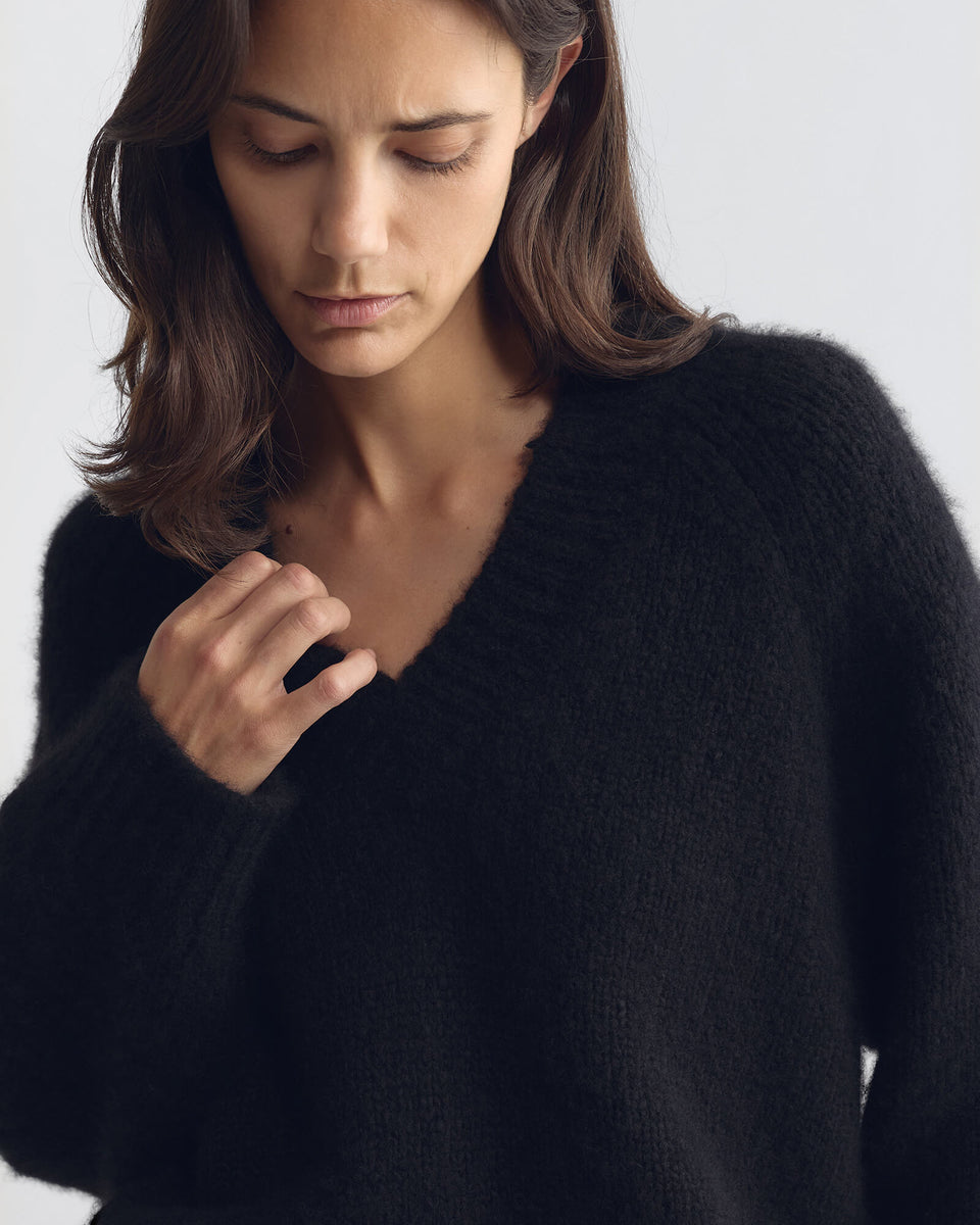 ISLEY SWEATER IN BLACK