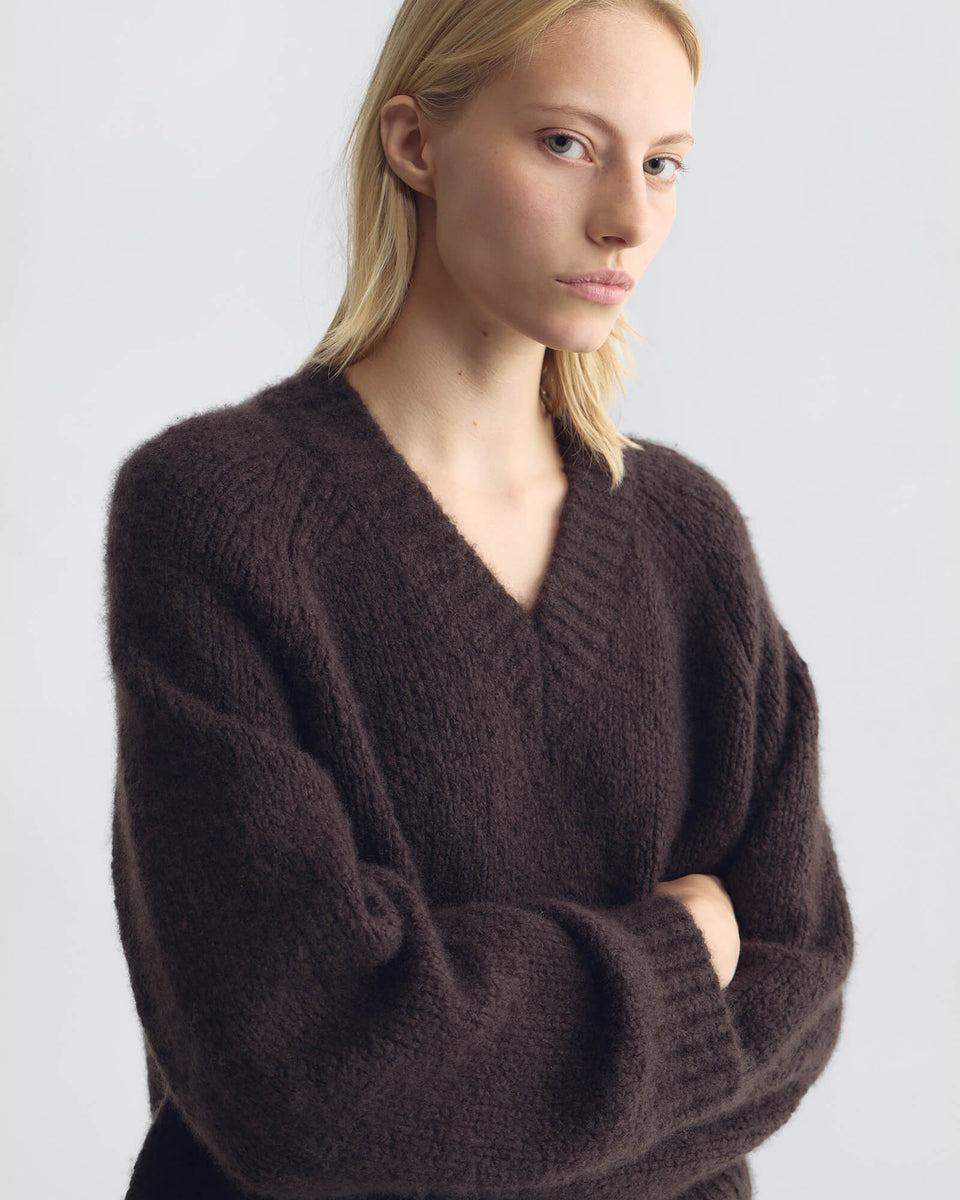 ISLEY CASHMERE SWEATER IN DARK CEDAR
