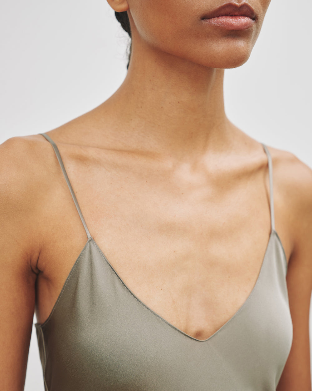 CAMI SILK GOWN IN ADMIRAL GREEN