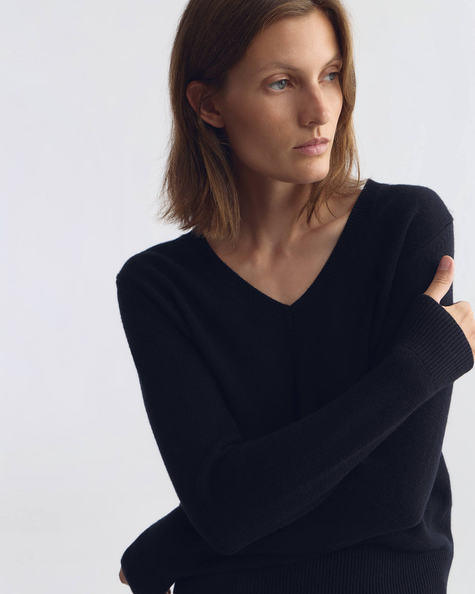 EMMA CASHMERE SWEATER IN DARK NAVY