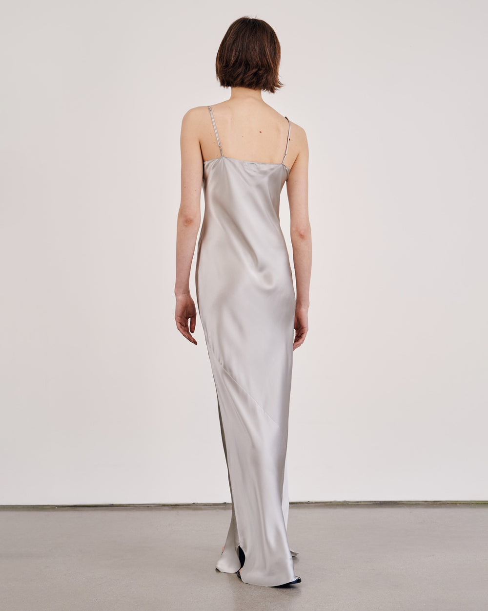 CAMI SILK GOWN IN SILVER