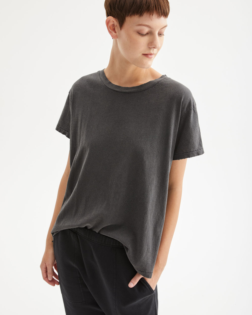 BRADY TEE IN GUNMETAL