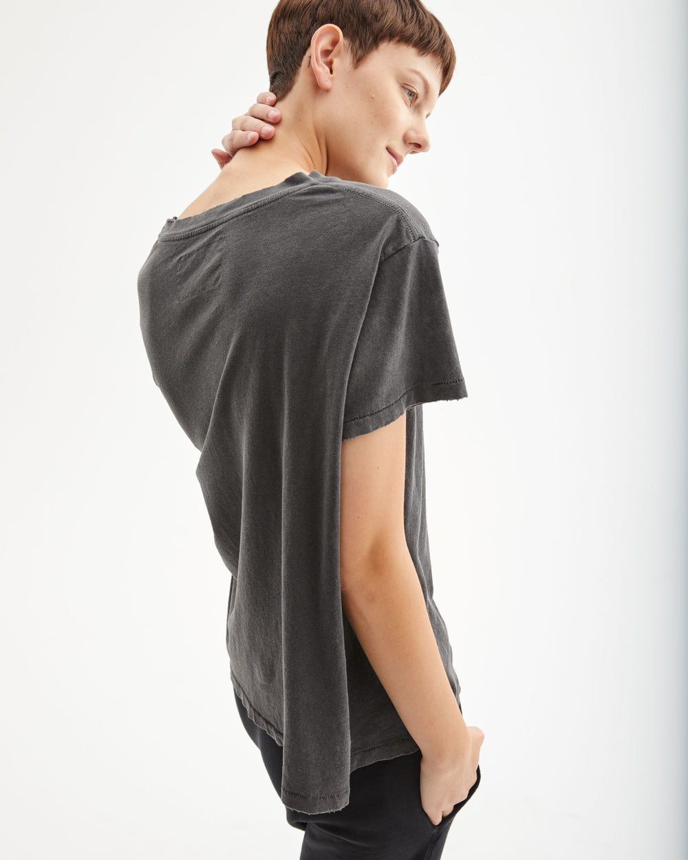 BRADY TEE IN GUNMETAL